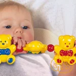 آویز کریر خرس جغجغه ای تولو Little Friends Stroller Rattle 87120 - Image 2